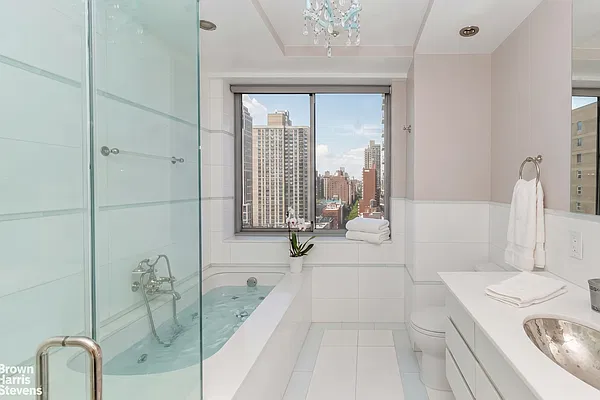 Bathroom, photo 2