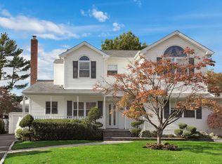 4 Chadwick Rd, Syosset, NY 11791