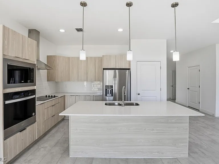 1087 Rugby Ln — Photo 2