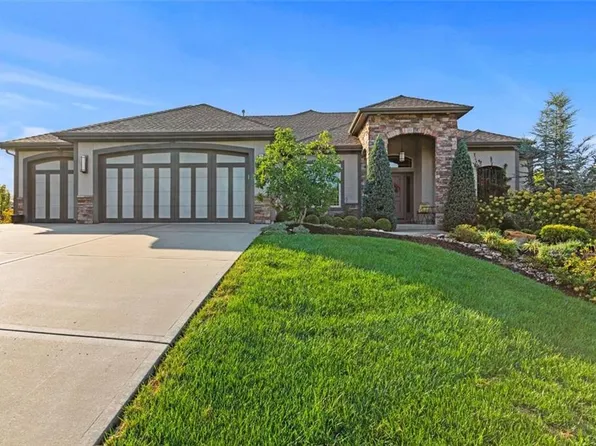 15099 Eagle Ln, Parkville, MO 64152