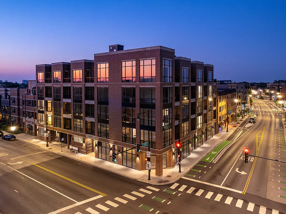 2475 W Foster Ave #205
