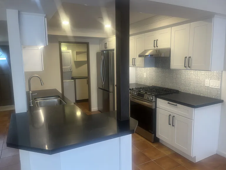 1584 Redlands Pl #C — Photo 11