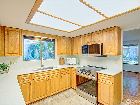 2nd image of 510 Sioux Drive W