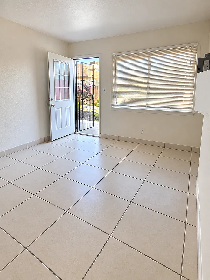 143 N Echo Ave — Photo 2