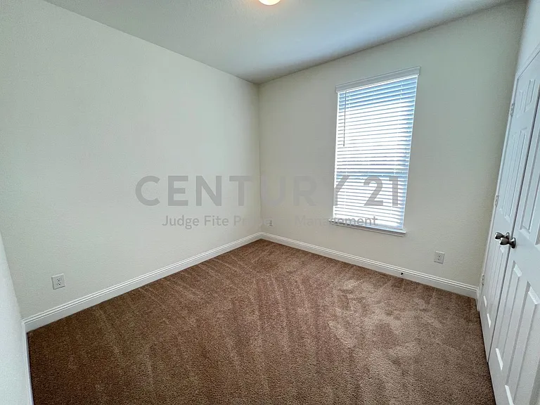 2605 Warren Ln — Photo 2