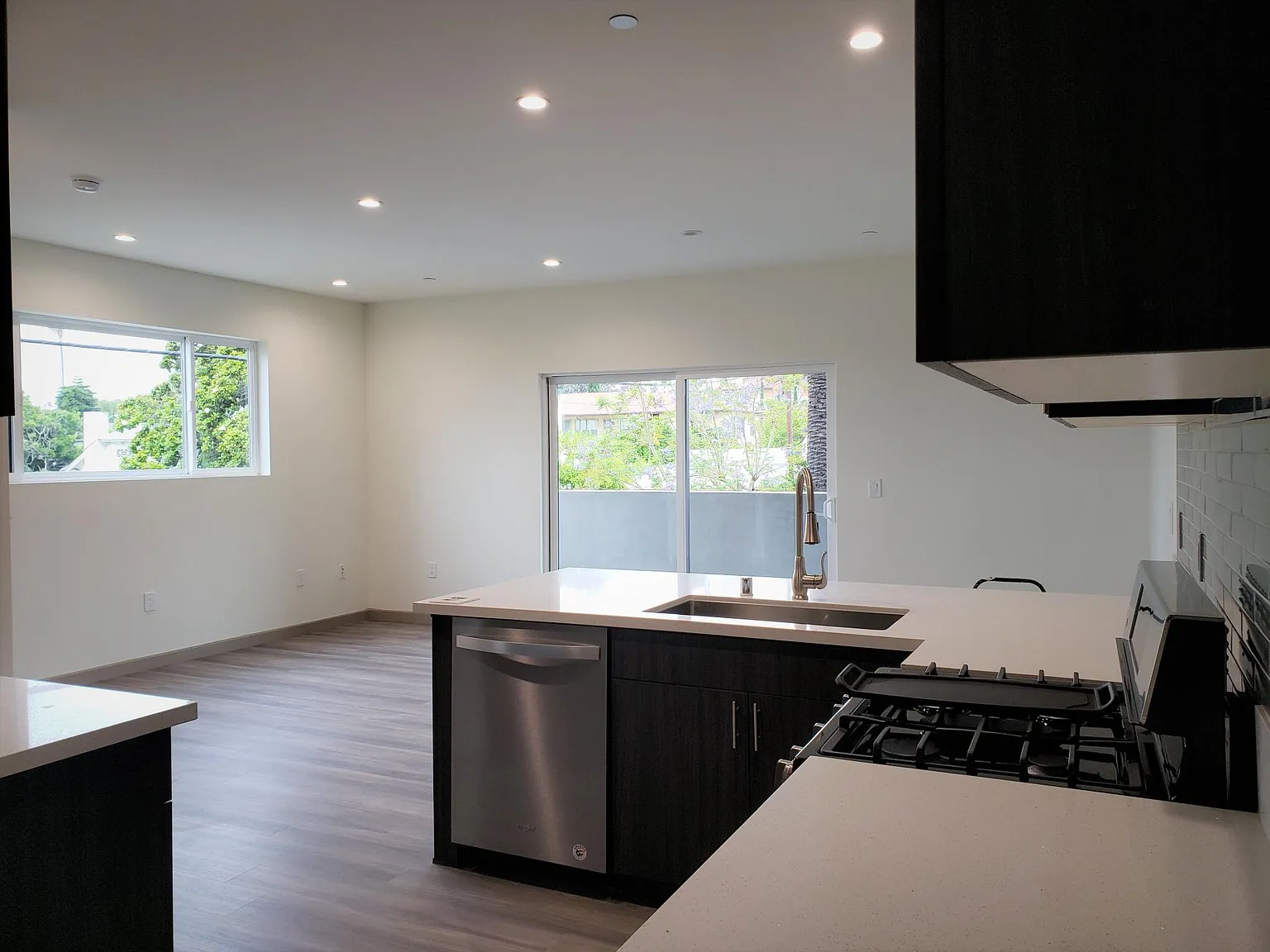 4 bed, 4.5 bath, 2000 sqft, $4,695 — Photo 3