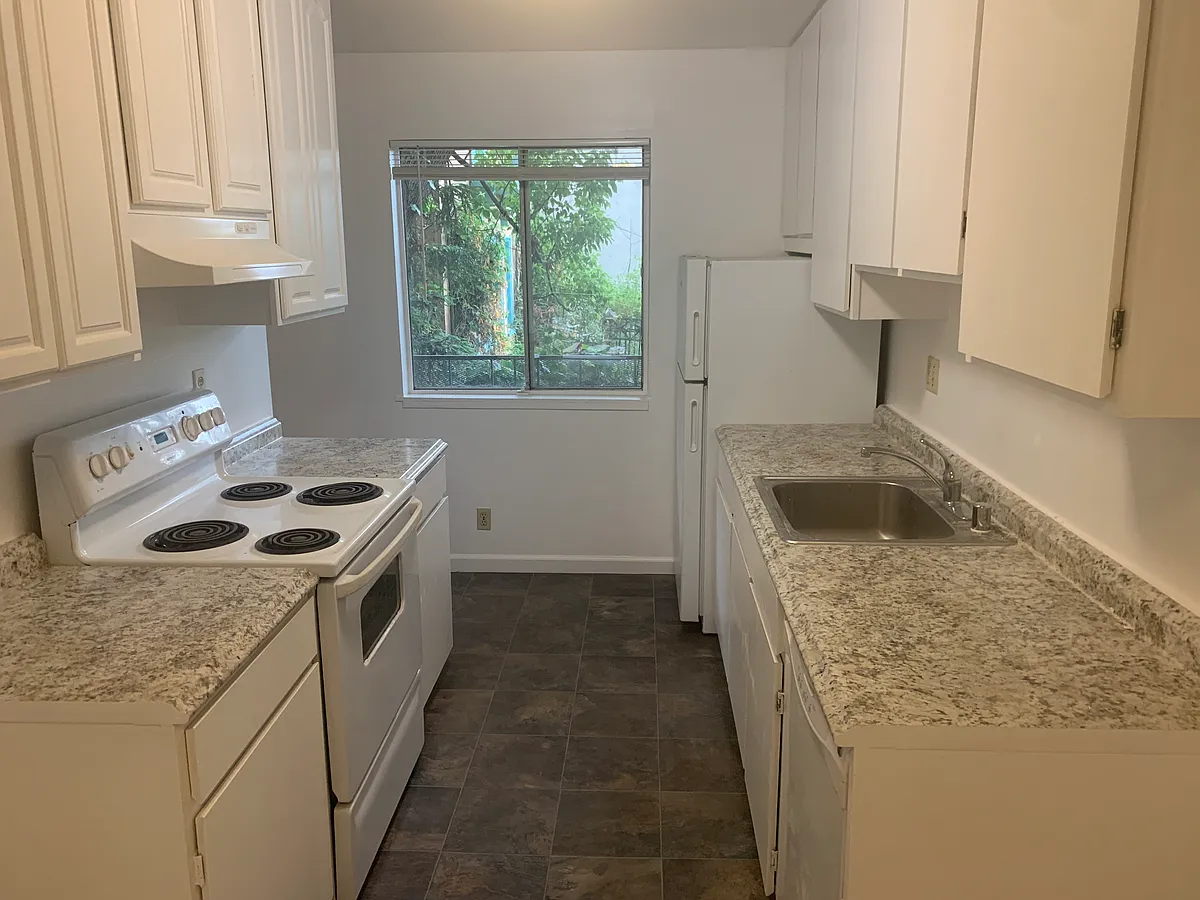 Building Photo - 479 Crescent St #12