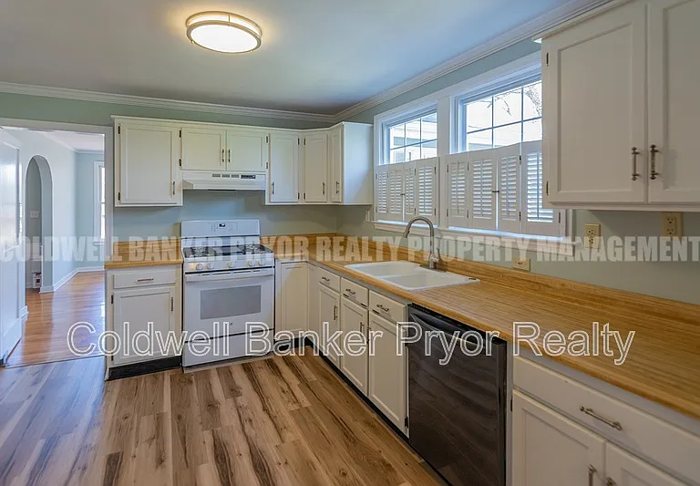 323 Walsh Rd — Photo 13