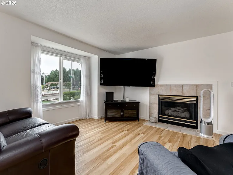 409 SE 160th Ave — Photo 2