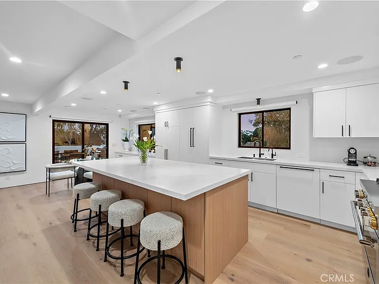 322 1/2 Iris Ave — Photo 4