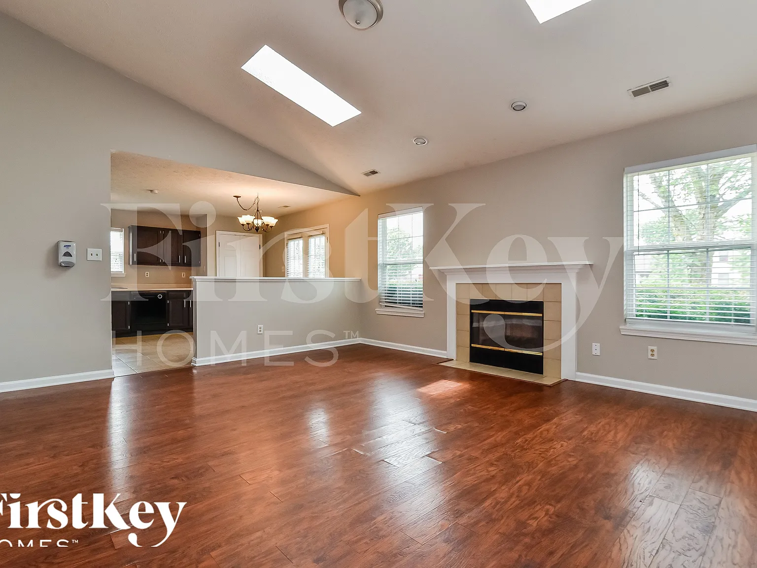 3 bed, 2.0 bath, 1218 sqft, $2,120 — Photo 3