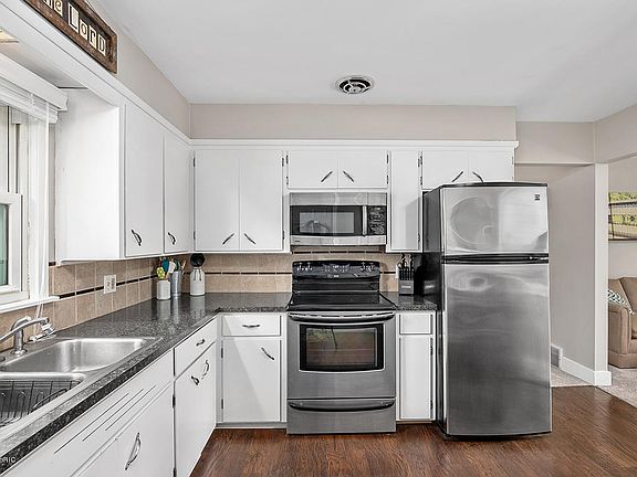 4th image of 3074 Hudson St