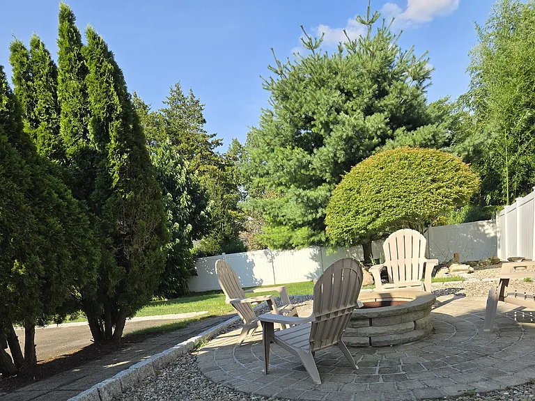 20 Beverly Pl — Photo 13