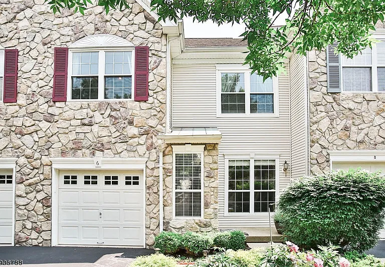 6 Georgian Ct — Photo 1