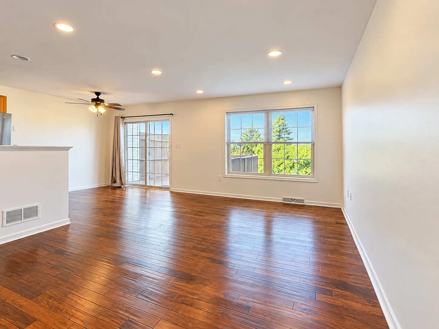 3 bed, 2.5 bath, 1924 sqft, $1,795 — Photo 4