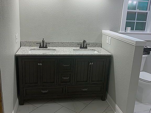 Main bathroom vanity