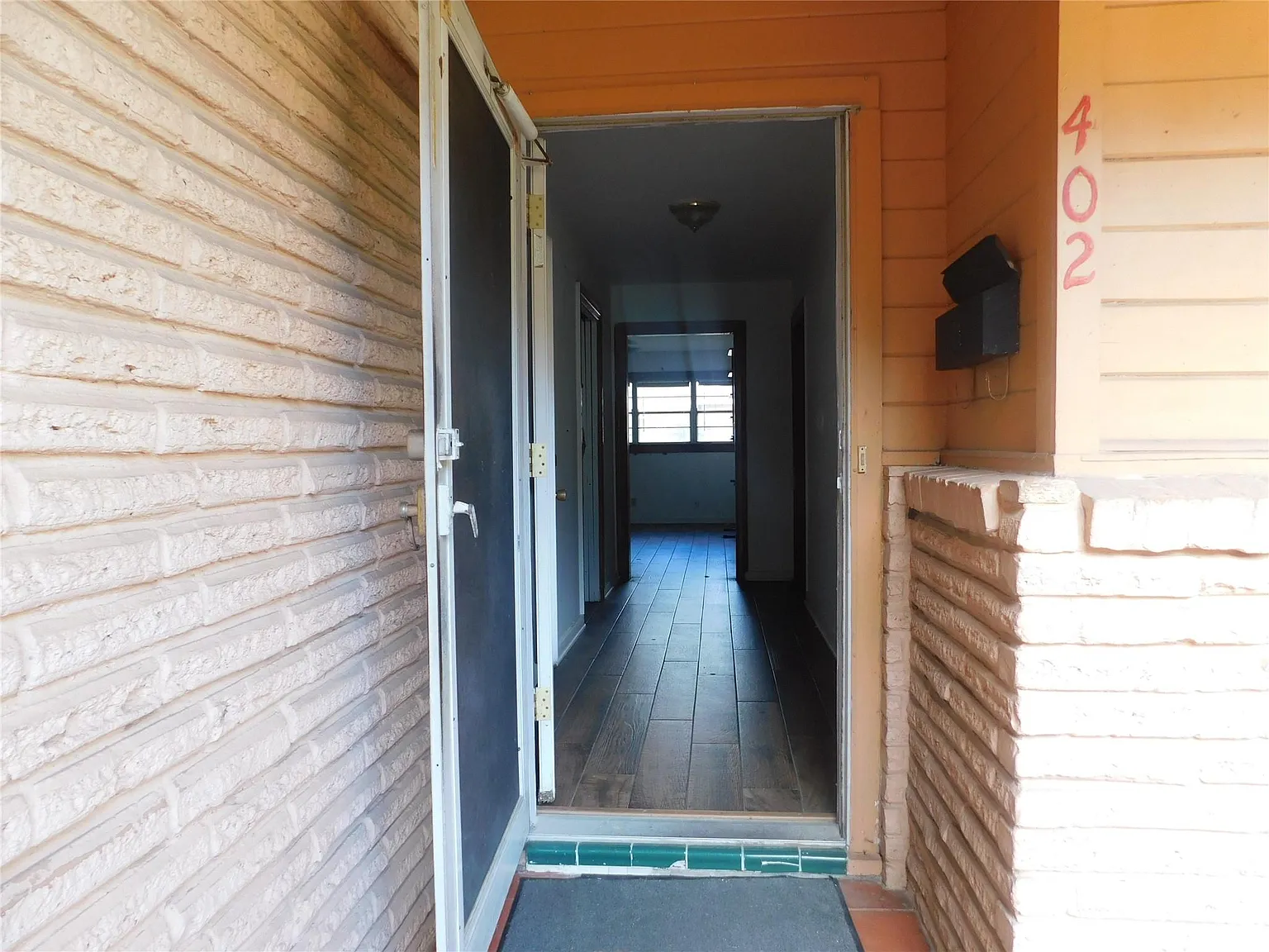 4 bed, 1.5 bath, 1951 sqft, $1,900 — Photo 2