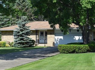 2828 Som Center Rd, Willoughby Hills, OH 44094