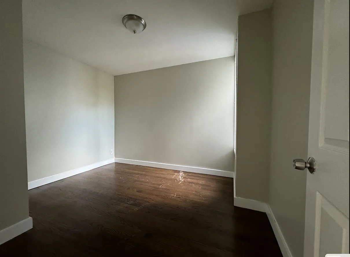 3 bed, 1000 sqft, $1,999 — Photo 3