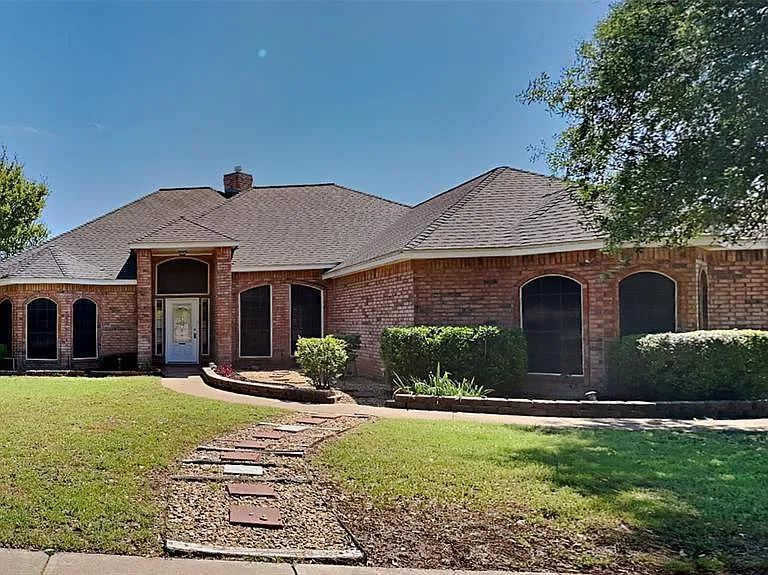 3016 Coventry Ln — Photo 1