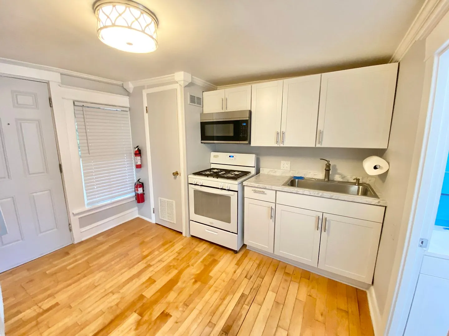 2 Bedroom Apartment in Burlington VT Available NOW! — Photo 2