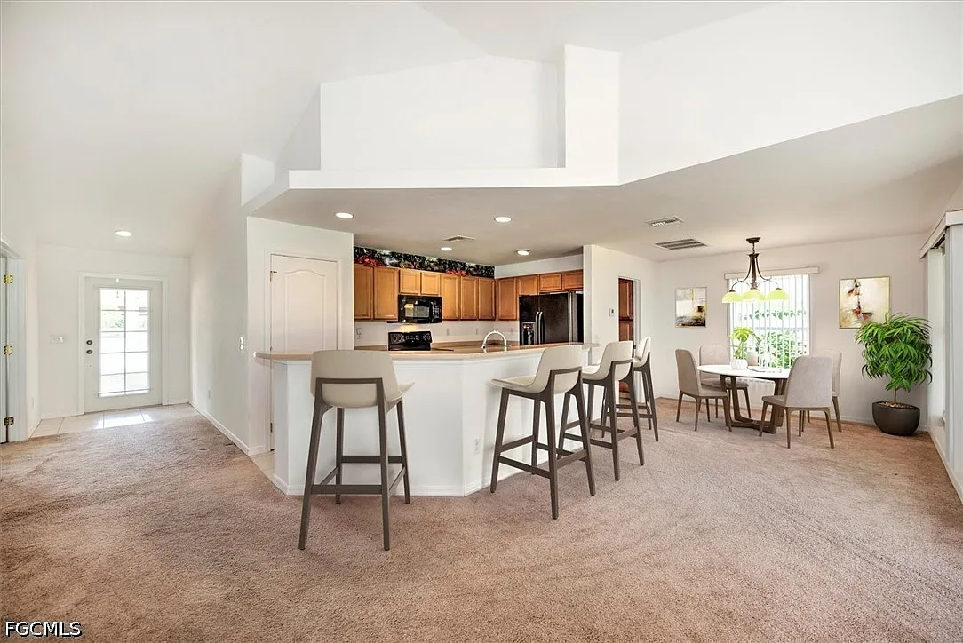 3 bed, 2.0 bath, 1969 sqft, $2,200 — Photo 2