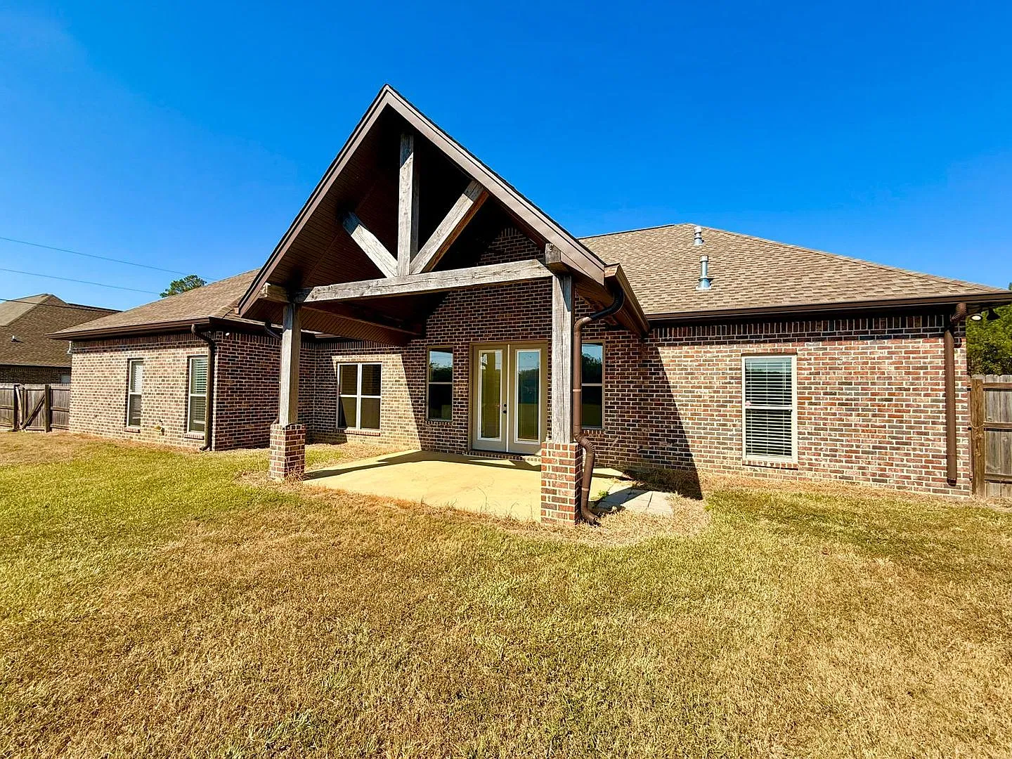 Spacious 5-Bedroom Home with Modern Kitchen & Fenced Backyard — Photo 2