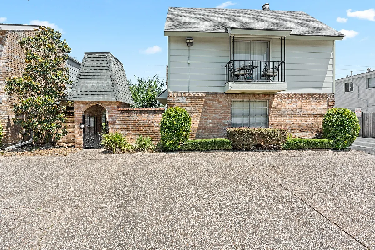 Building Photo - 5514 Beverlyhill St #2