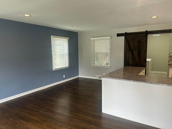 5th image of 386 Bradford Dr