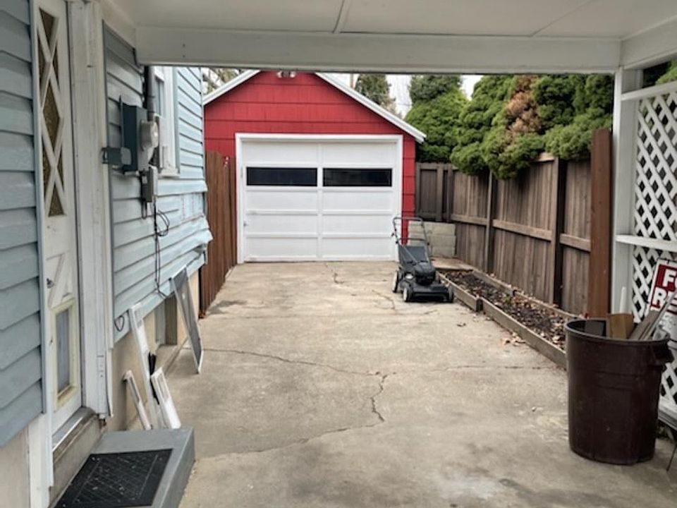 2nd image of 1635 Lake St