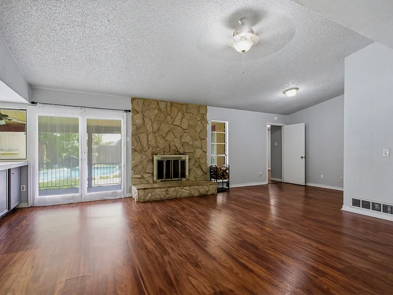 1518 Camelia Dr — Photo 10
