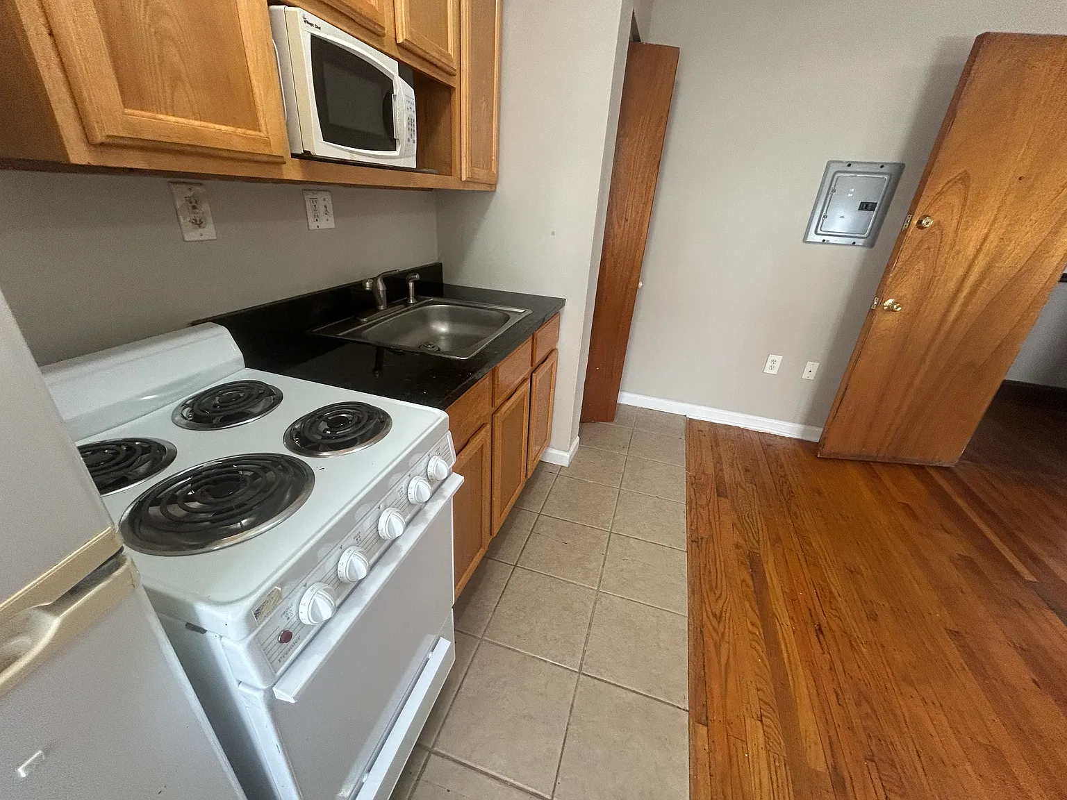 Studio, $990 — Photo 3