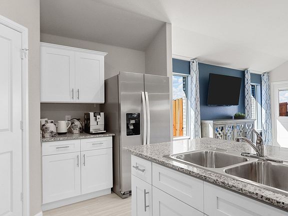 5th image of 1936 Legacy Dr