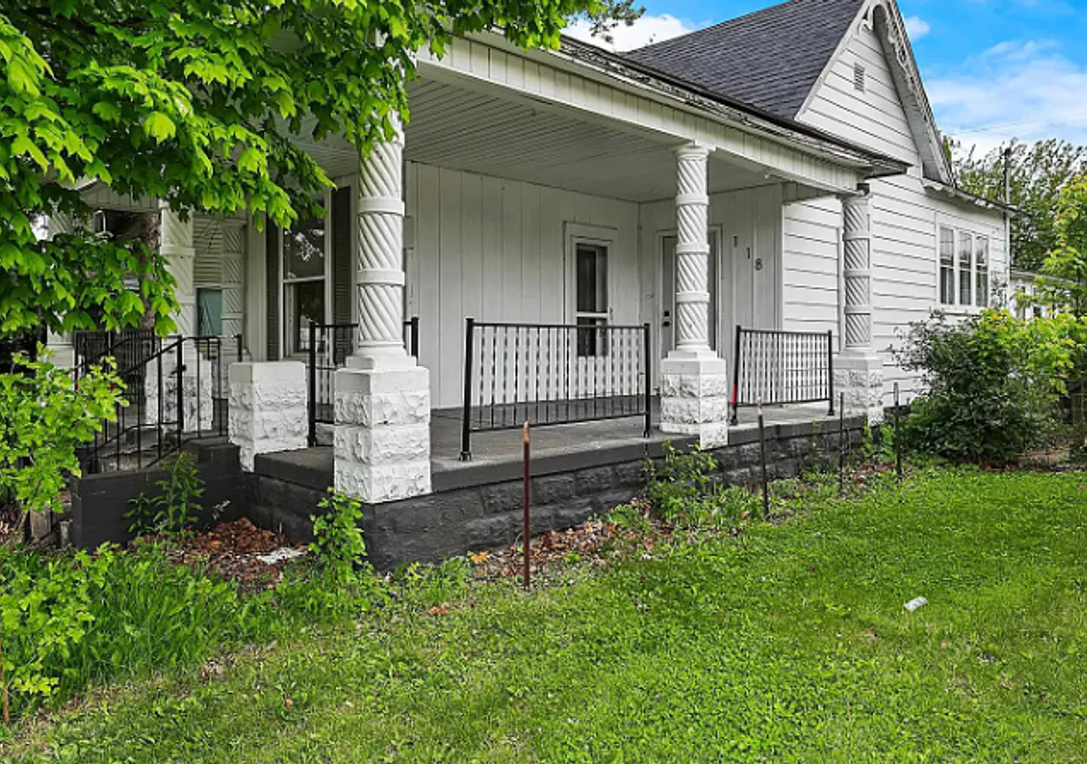Fully Remodeled 3 Bedroom Windfall Home! — Photo 2