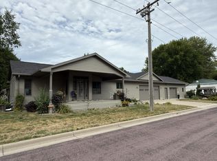 401 Pleasant St, Lakefield, MN 56150