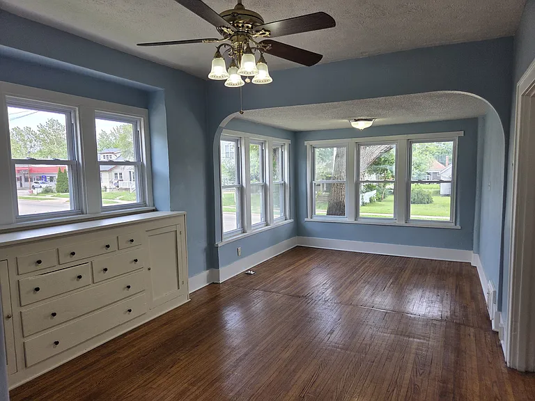 2319 N Sheridan Rd — Photo 2