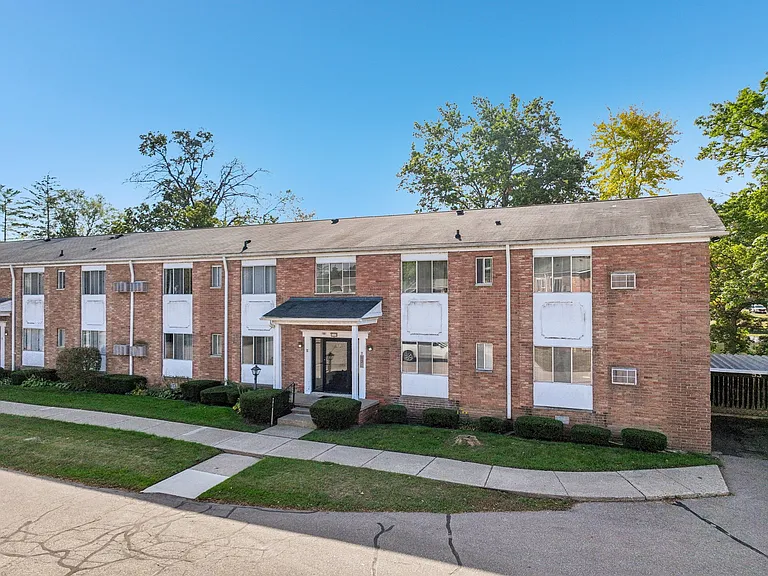 Independence Square Apartments — Photo 62