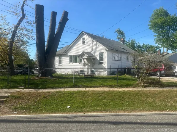 583 Straight Path, West Babylon, NY 11704