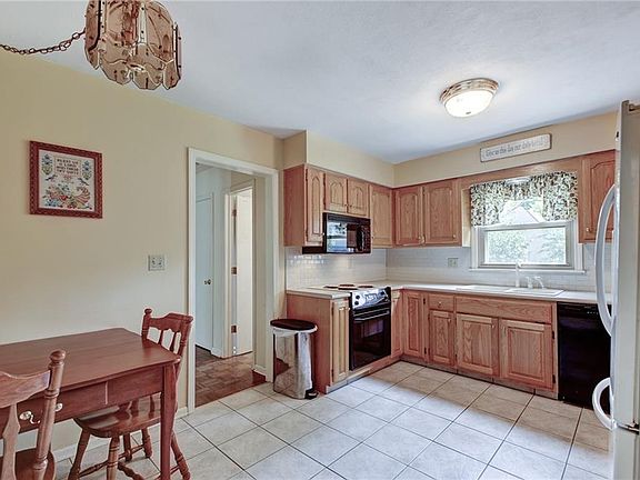 4th image of 421 Narcissus Dr
