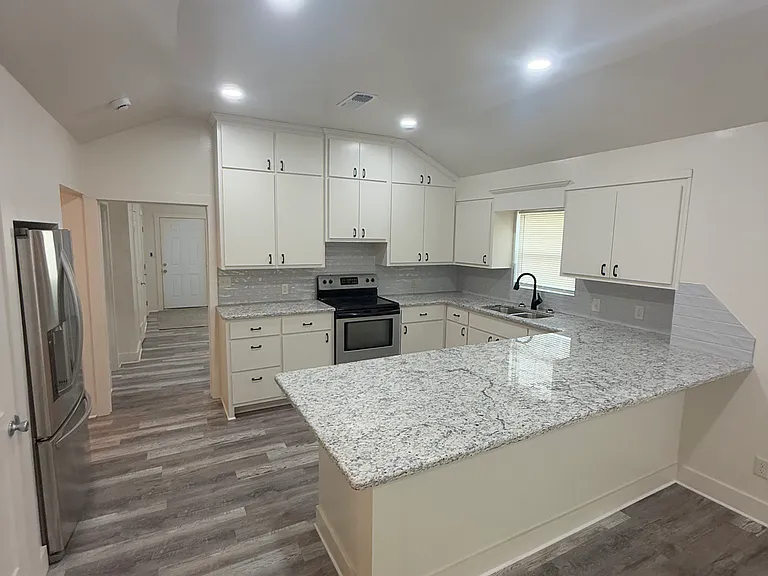 609 Franklin Ave — Photo 3