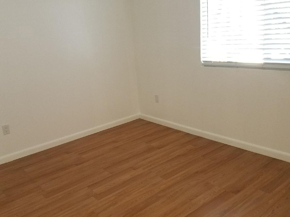 Hardwood floor, Plenty of windows