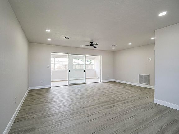 4th image of 375 Manly Avenue