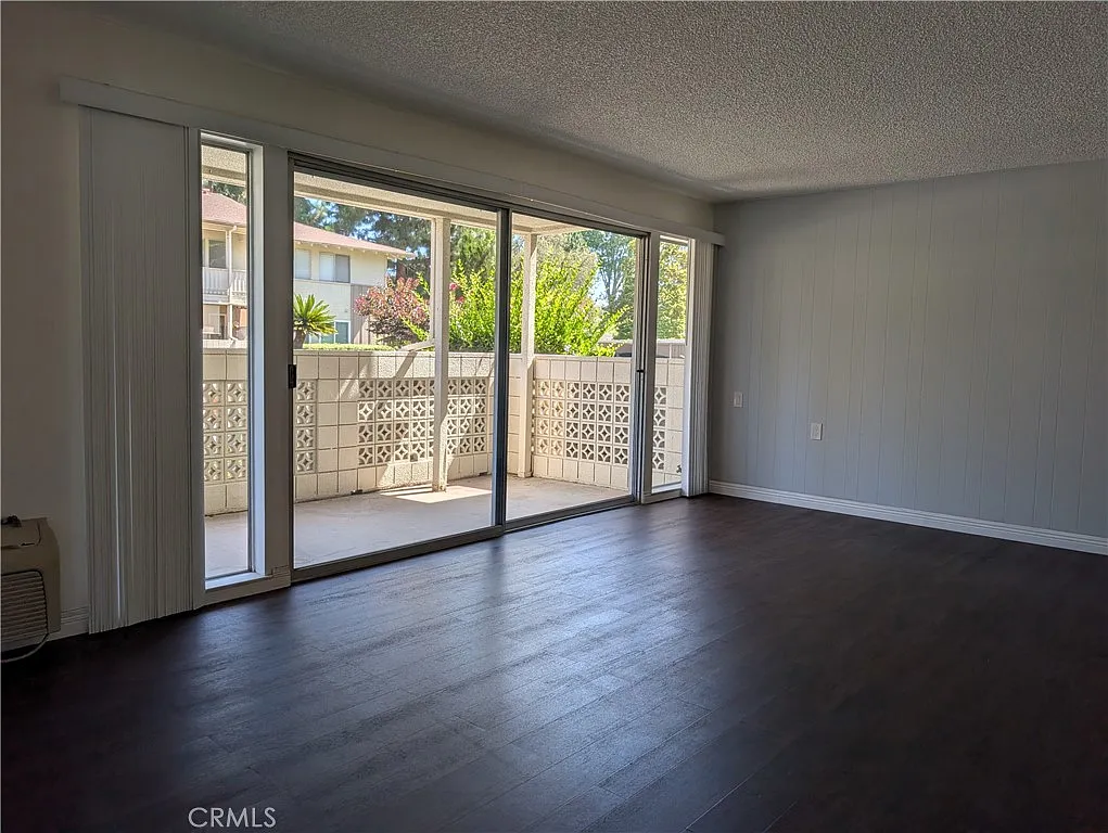 2 bed, 1040 sqft, $2,400 — Photo 3