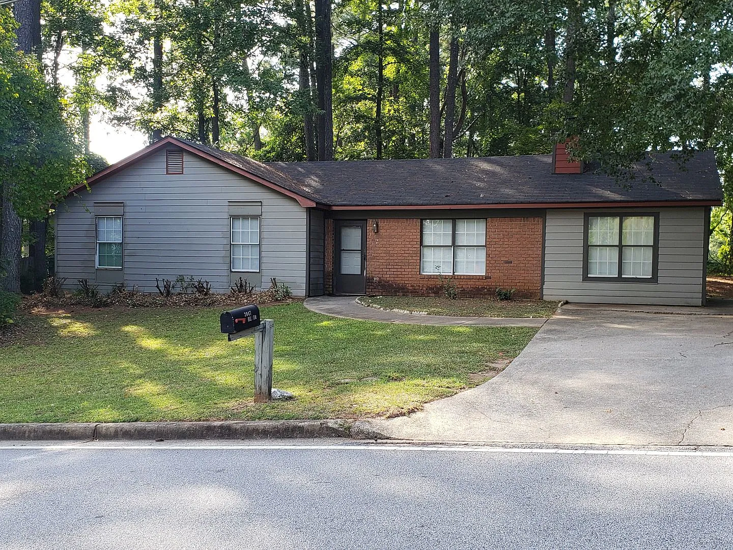 Spacious Ranch-Style 3 Bedroom Home with Bonus room Large back yard! — Photo 1