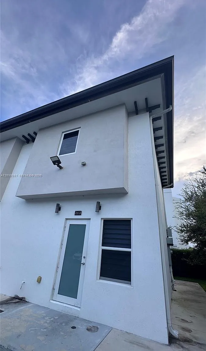 2 bed, 2.5 bath, 1000 sqft, $2,600 — Photo 1