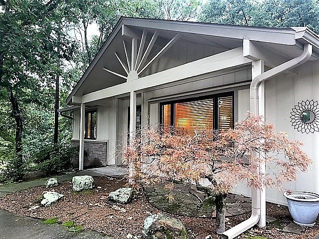 1st image of 1 Chelsea Ln