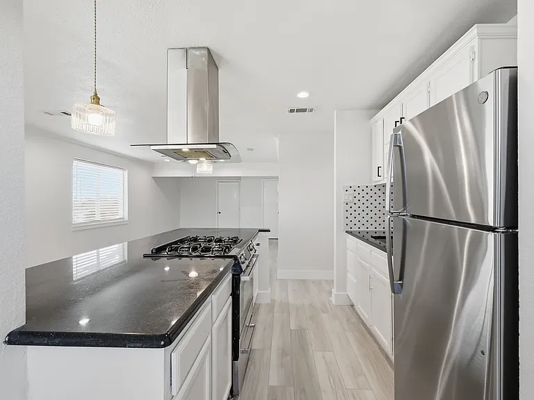 1002 Mardi Gras Ln — Photo 8