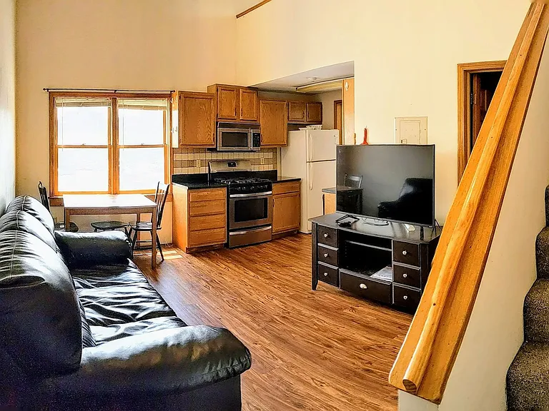 11 Clinton Ave — Photo 4