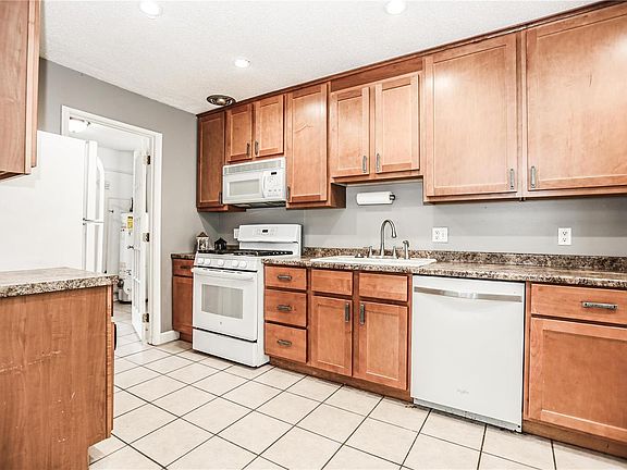 5th image of 2828 Arnold Ave