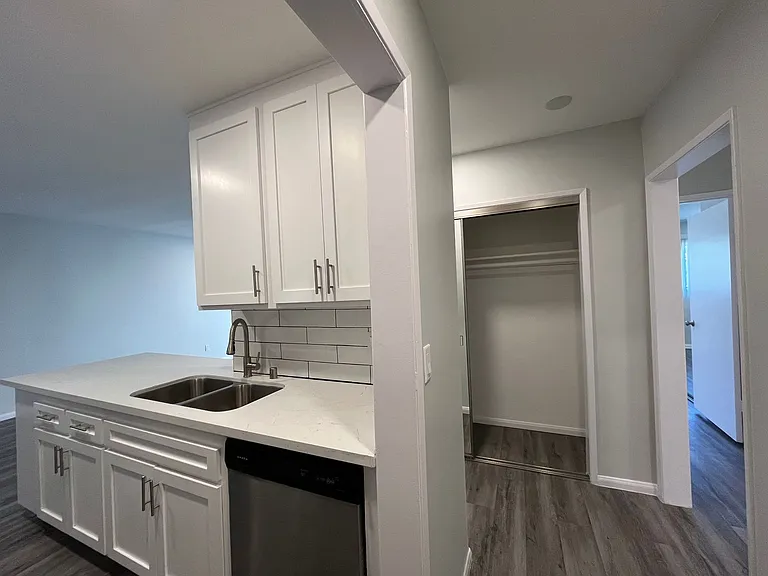 1635 North Martel Avenue — Photo 12